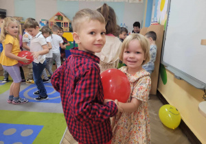 Samuel i Łucja w trakcie tańca z balonem.