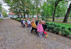 Dzieci z grupy "Pszczółki" na początku spaceru w parku.