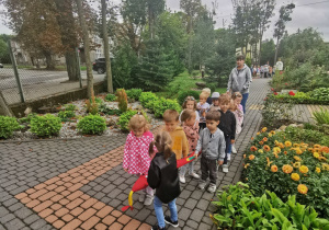 Maluszki razem z wężem i p. Grażynką zbiliżają się do furtki wyjściowej z przedszkola. Wychodzimy na pierwszy spacer do parku.