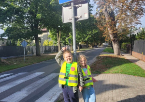Arek i Anastazja wskazują na znak drogowy „przejście dla pieszych”