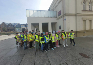 Pamiątkowe zdjęcie dzieci z grupy Słoneczek przed budynkiem Centrum teatru Muzyki i Tańca