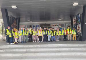 Przedszkolaki z grupy Słoneczek pozują do zdjęciach na schodach przed Kutnowskim Domem Kultury