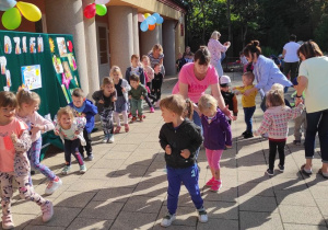 Zabawa dzieci z różnych grup przy piosence Krasnoludek
