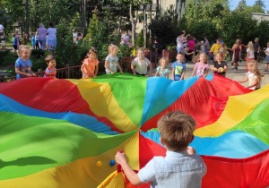 Zabawa przedszkolaków z chustą animacyjną