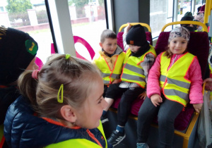 Dzieci w środku autobusu jadą do KDK na przedstawienie.