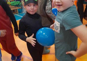 Gabrysia i Franek tańczą w parze. Dzieci trzymają między sobą niebieski balon.