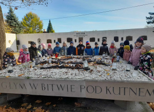 Zapalenie zniczy pod tablicami pamiątkowymi przy Muzeum Bitwy nad Bzurą