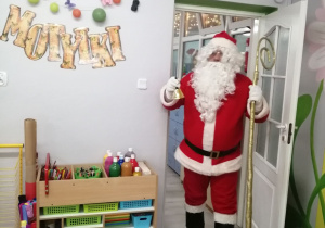 Mikołaj wchodzi do sali „Motylków”.