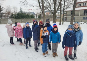 Przedszkolaki z grupy Słoneczek idą na zimowy spacer po okolicy