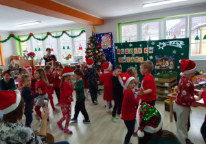 Biedronki w świątecznych strojach podczas układu tanecznego przy piosence „Kochany Mikołaj”