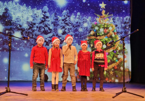 Dzieci z grupy Słoneczek stoją na scenie w CTMiT w Kutnie czekając na występ