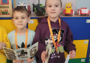 Eryk i Franio prezentują upominki otrzymane od uczennic Szkoły Podstawowej nr 6 w Kutnie.