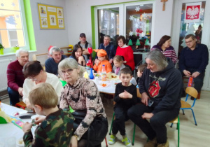 Babcie, dziadkowie i wnuczęta podczas wspólnego posiłku.