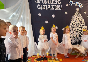 Występ dzieci z grupy "Motylki" z okazji Dnia Babci i Dziadka. Na zdjęciu od lewej: Hubert, Fabian, Bruno, Bartek, Antosia, Marysia, Emma, Weronika.