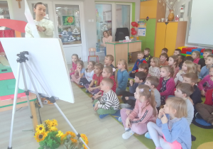 Dzieci z Biedronek i Słoneczek słuchają prelekcji Pani Justyny.