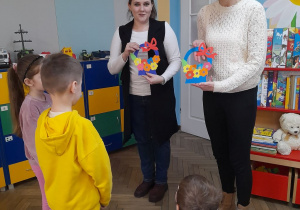 Julka i Oskar w imieniu wszystkich dzieci wręczyły Paniom koszyczki z kwiatkami. Nauczycielki stoją przed dziećmi i dziękują za prezent.