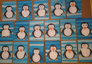 Wystawa prac plastycznych dzieci przedstawiających wizerunki pingwinów