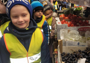 Dzieci z grupy Słoneczek oglądają dział warzywno – owocowy