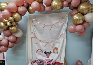 Na zdjęciu dekoracja z kolorowymi balonami i napisem Dzień Kobiet.