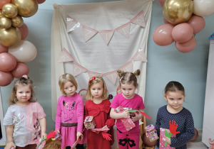 Maja, Nadia, Ala, Oli i Klara stoją na tle dekoracji trzymając w rękach otrzymane upominki.