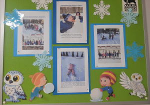 Na zdjęciu widać tablicę, na której znajduje się fotorelacja z zimowych spacerów przedszkolaków