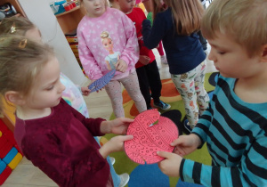 Dzieci z grupy "Biedronek" łączą połówki pisanek