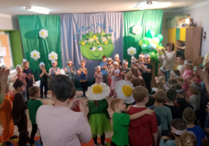 Wspólny taniec wszystkich dzieci przy piosence "Nasza planeta".