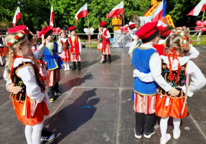 Dzieci w parach utworzyli na scenie koło. Przedszkolaki przygotowują się do tańca.