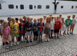 Zapalenie zniczy pod tablicami pamiątkowymi przy Muzeum Bitwy nad Bzurą