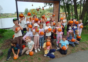 Zdjęcie grupowe dzieci z ozdobionymi dyniami.