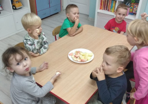 "Pszczółki" podczas chrupania jabłuszek.