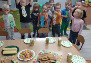 Na zdjęciu "Pszczółki" i stolik z przygotowanym poczęstunkiem.