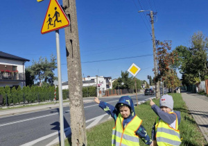 Wojtuś Z. i Ignaś wskazują znaki sygnalizatora świetlnego i przejścia dla pieszych.