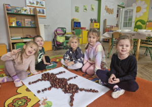 Zuzia, Antoś, Ala, Oliwia i Ola prezentują swoją mrówkę z kasztanów.