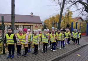 Dzieci z grupy w drodze do pobliskiego sklepu owocowo-warzywnego.