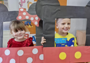 Weronika i Franuś pozują do zdjęcia w foto – ramkach Myszki Miki i Myszki Minnie.