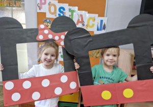 Zuzia i Ignaś trzymają w dłoniach foto - ramki Myszki Miki i Myszki Minnie.