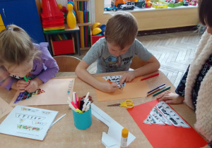 Julia i Antek kolorują piramidy zdrowego żywienia.