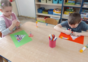 Maja i Mateusz podczas pracy przy stolikach.