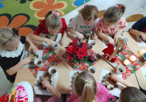 Dzieci rozpoczynają pracę przy tworzeniu czekoladowej choinki.