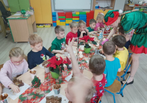 Ozdabianie czekoladowej choinki przez dzieci. Elf oczywiście służy pomocną ręką.