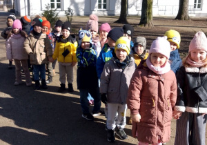 Dzieci podczas ćwiczenia "Zmisiowane obserwacje" idą na spacer do parku.