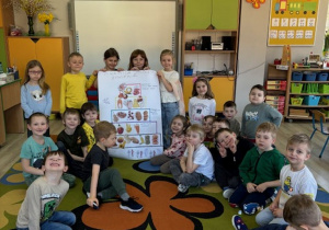 ,,Biedronki’’ pozują do zdjęcia. Część dzieci dumnie trzyma skończoną pracę.