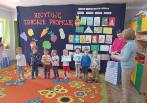 Prezentacja wiersza przez grupę Pszczółek. Wręczenia dyplomu oraz nagrody dla grupy.