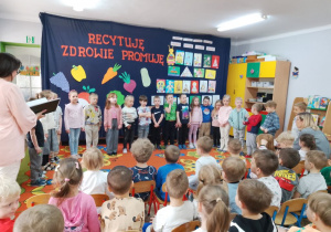Grupa Biedronek recytuje wiersz o zdrowiu.