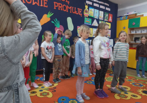 Grupa Słoneczek prezentuje utwór literacki promujący zdrowie.