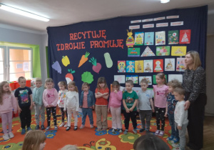 Laureaci konkursu plastycznego „Piramida zdrowia w oczach dziecka”.