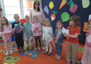 Laureaci konkursu plastycznego „Piramida zdrowia w oczach dziecka”.