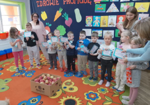 Laureaci konkursu plastycznego „Piramida zdrowia w oczach dziecka”.