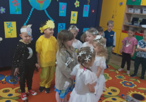 Na scenę wchodzą cztery dziewczynki w białych sukienkach i z opaskami w gwiazdeczki na głowie.